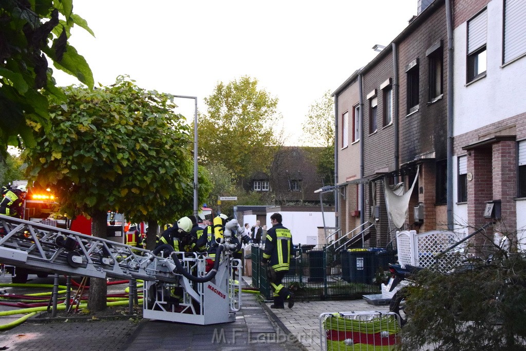 Feuer 2 Vollbrand Reihenhaus Roggendorf Berrischstr P210.JPG - Miklos Laubert